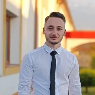Poza de profil a lui Adrian